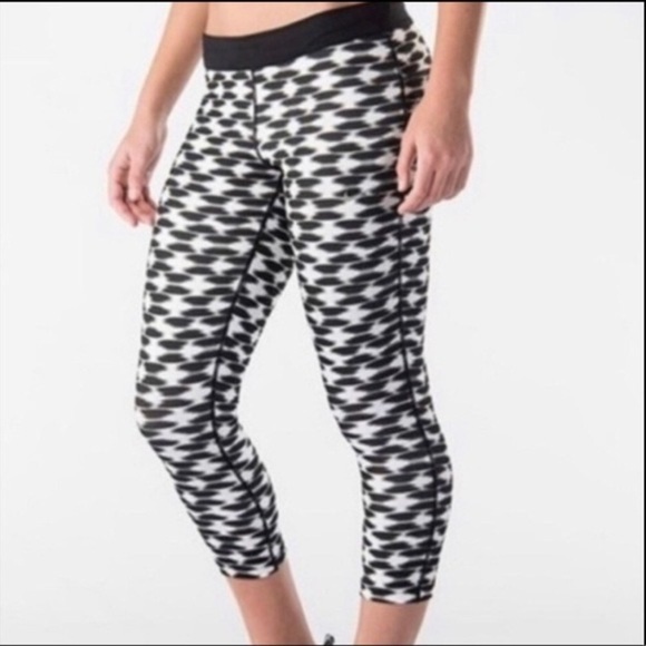 Nike Dri-Fit black and white style 645610-011 cropped leggings w/ zipper pocket - Picture 1 of 13